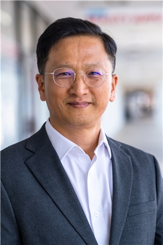 Broker Photo