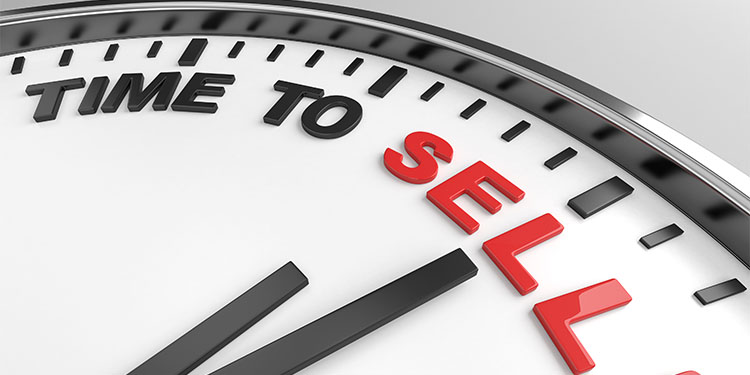 Black and white clock indicating it's time to sell.