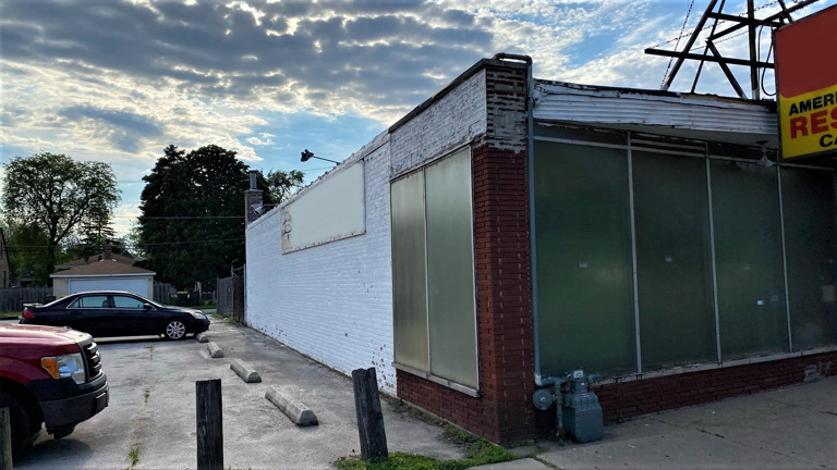 Large Parking Space on The Side