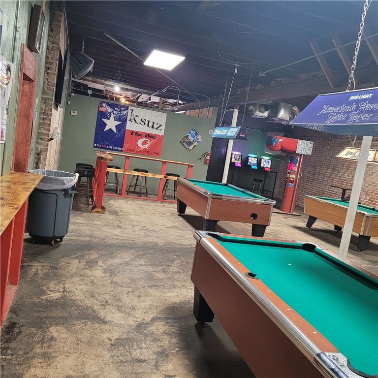 Great Bar with real estate right on the downtown square in west Texas