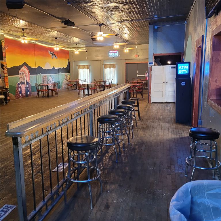 Great Bar with real estate right on the downtown square in west Texas