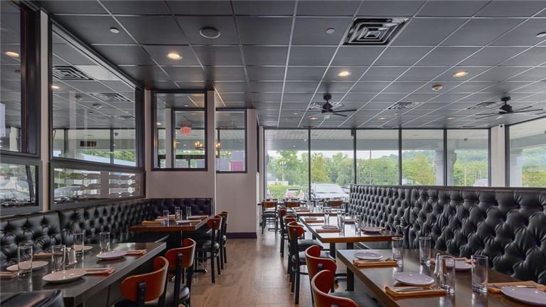 Beautiful Newly Renova/Bar for sale in a strip mall