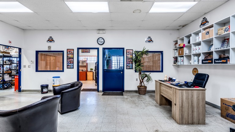 OFFICES/WAITING AREA