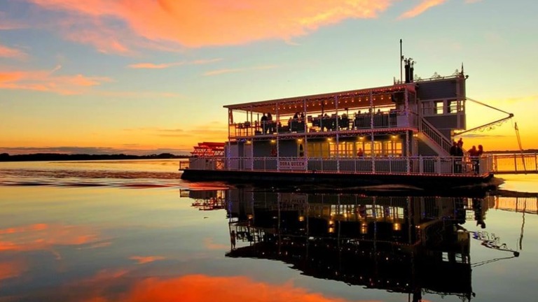 Dora Queen Luxury Paddlewheel