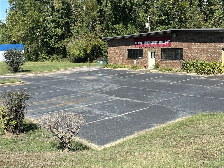 Excellent Location! Vacant 3,447  Flex Building!