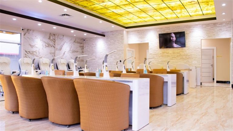 Nail Salon in Great Location, in the Home depot Plaza and Staple