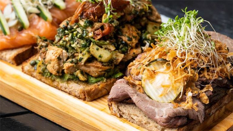 Fully equipped, turn key, end cap space ready for a new concept!