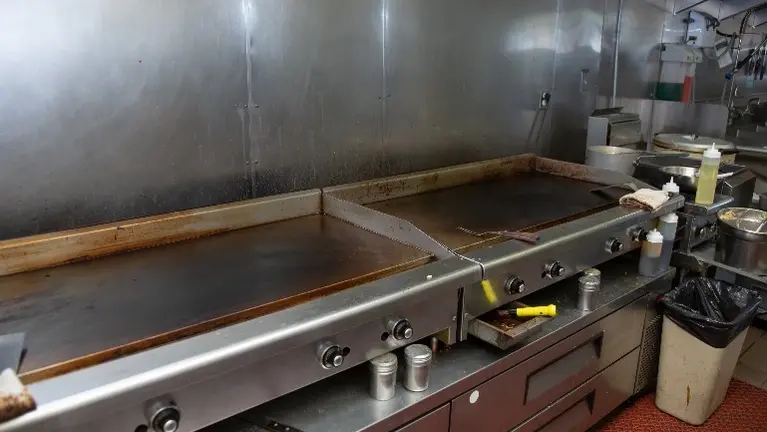 American Restaurant - 3400 sq ft, Equipment, Liquor License