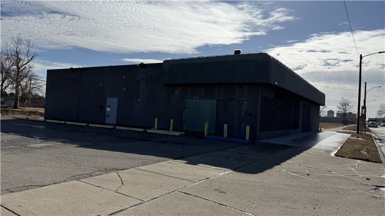 Building for sale/ Lease