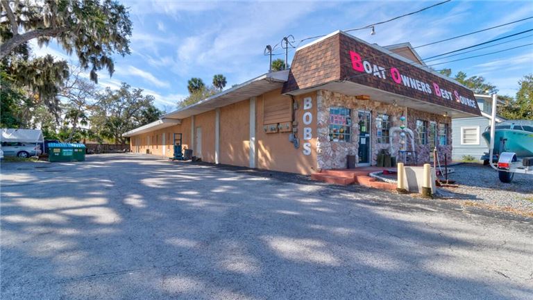 Bobs Discount Marine on US #1 with Real Estate