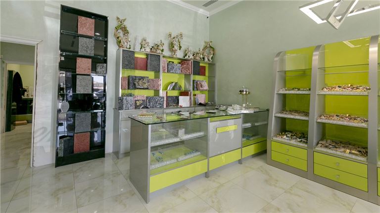 Chocolate & Flower Shop – Prime North Hollywood Location