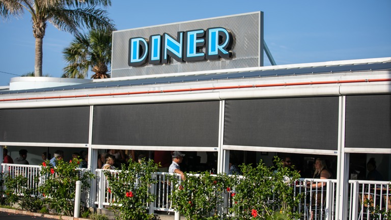 Beachside Diner: $3.3 Million in Sales & Growing – Own a Franchise Now