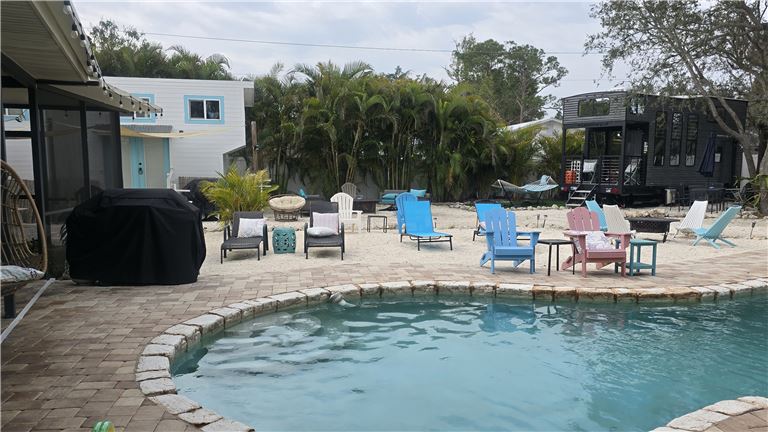RELAXING AREA AROUND POOL