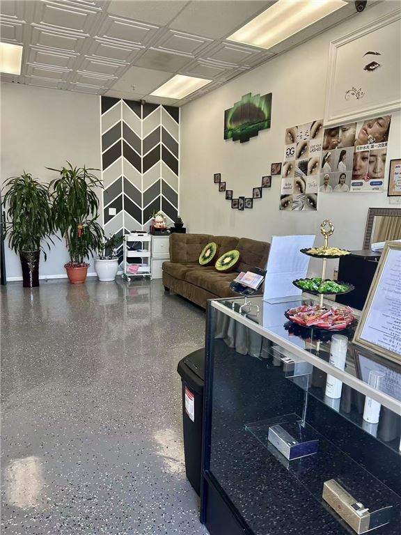 640sf Skincare & Eyelash Spa w/2 Private Rooms & Low Rent