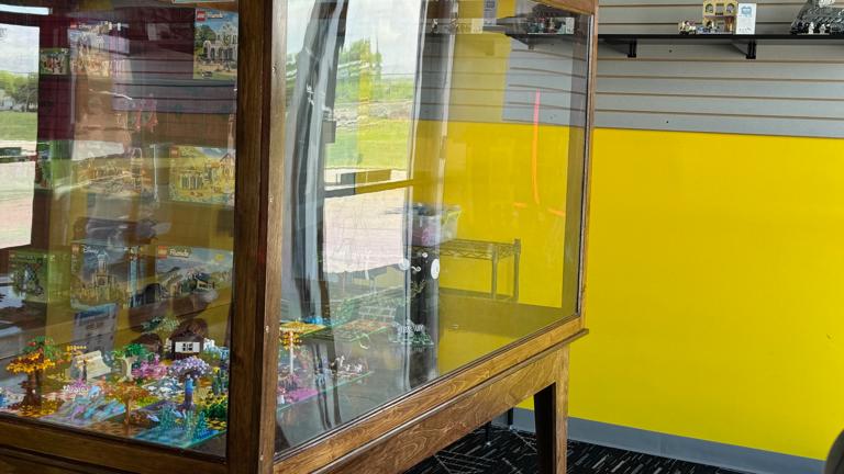 Enclosed display table