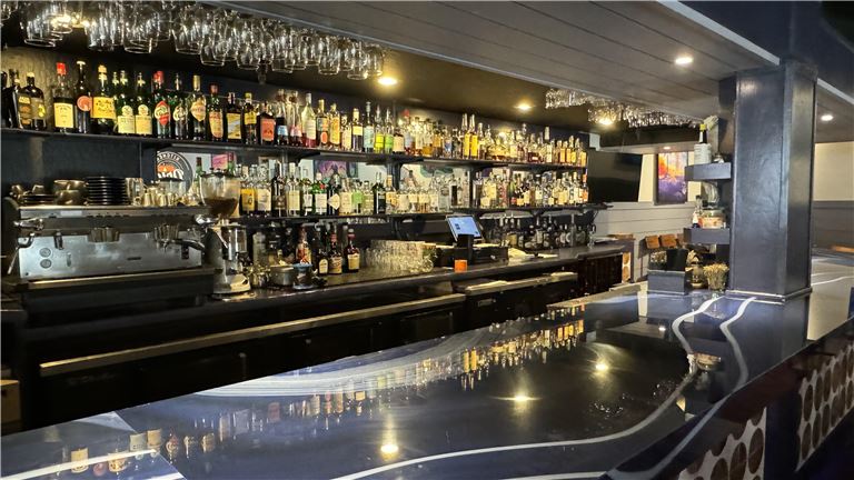 Central Downtown Established Sitdown Restaurant  47 License, Patio