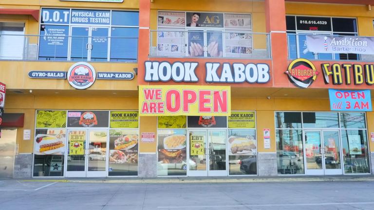 Thriving Mediterranean Eatery on Bustling Balboa Blvd!