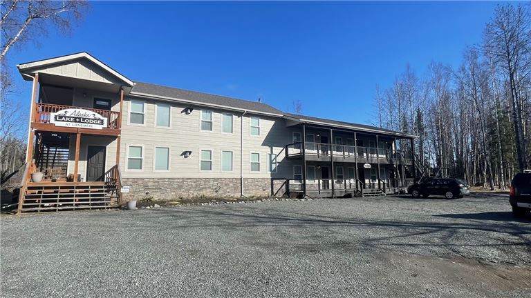 Alaska Lake + Lodge/Airb&b/Longmere Lake