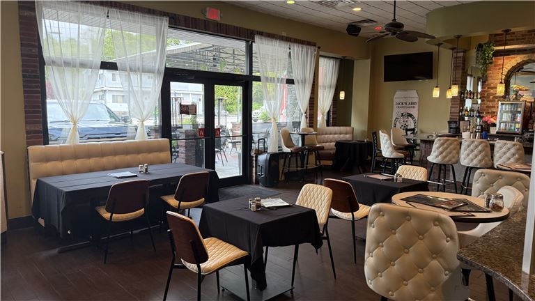 Upscale and Trendy Italian-Style Pizzeria with Full Liquor License