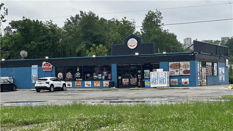 Large Well-Maintained Convenience Store with Unlimited Potential!