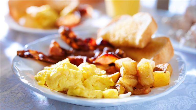 Newly Remodeled Breakfast and Lunch Restaurant in Shopping Center