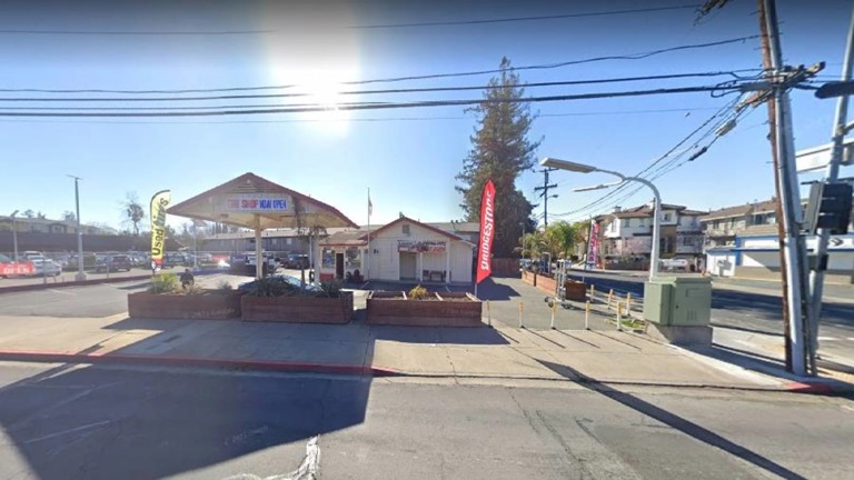 Turnkey Auto/Retail–High-Visibility Corner Lot, Ideal 4 Owner-Operator