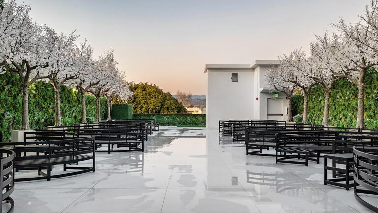 Rooftop Perfect For Brunch & Lounging 