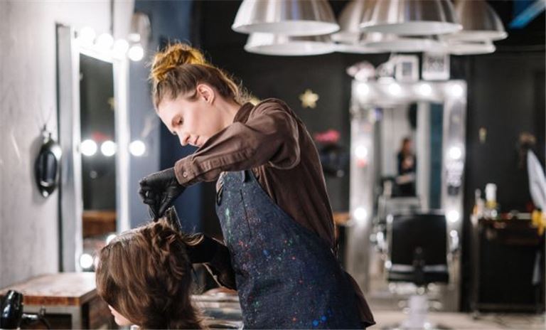 Turnkey Hair Salon – Prime Location, Scalable: 5 chairs to rent!