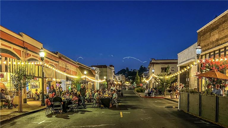 The Popular Restaurant, Bar w/Live Music - ROXX On MAIN - is For Sale!