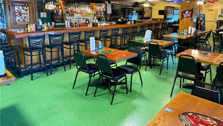 Freestanding restaurant located on a major highway