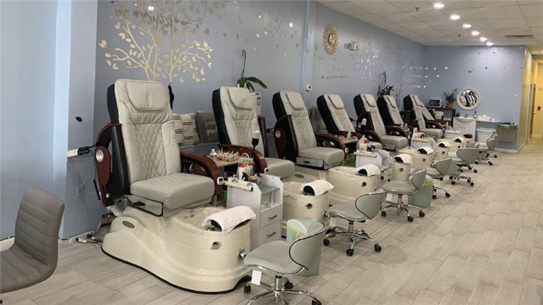 Turn Key High-End Nail Salon [7 Yrs]