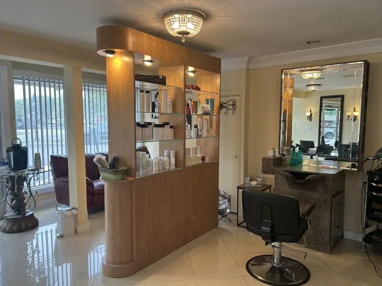 Salon ** A ++ Location  **  Turn Key