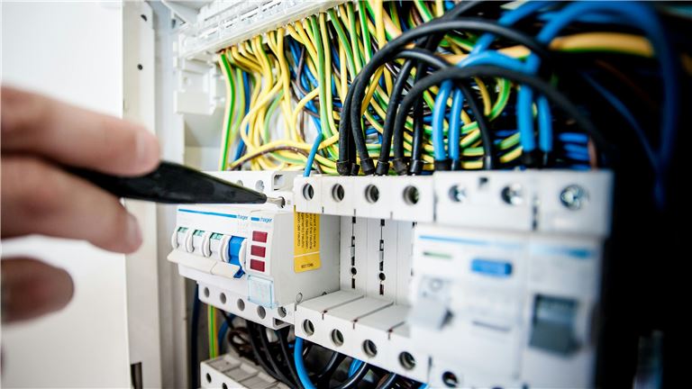 Electrician – Union Shop V118
