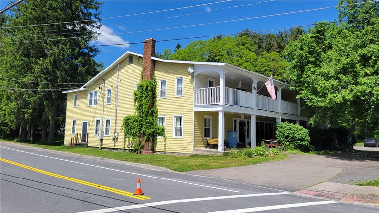 Historic American Restaurant with mom and pop apartment