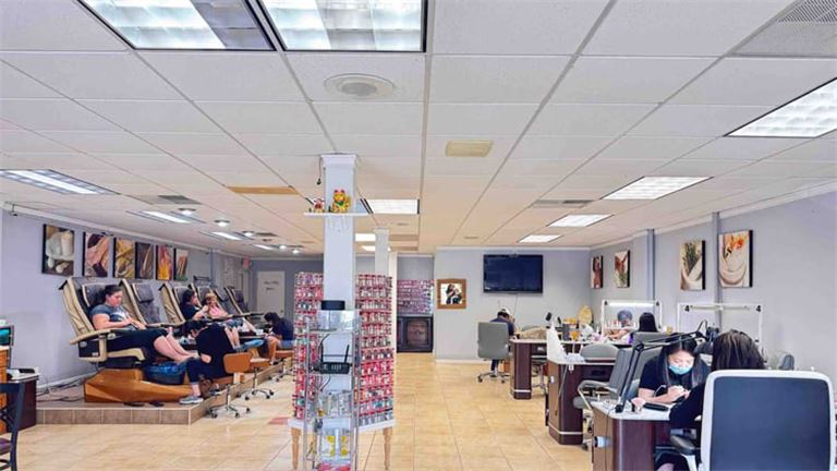 Turnkey High-End Nail Salon [12 Yrs]