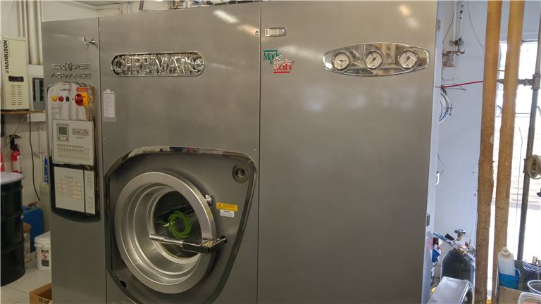 Dry cleaning machine