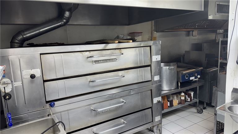 High-Volume Pizzeria – $22K Weekly Sales, Only $2,900 Rent!