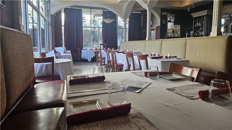Restaurant dining room 