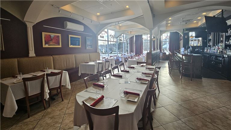 Restaurant dining room 