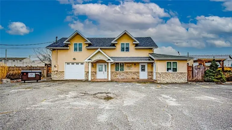 9 Degnon Blvd Bay Shore Investment Property - 4 Offices 10 Docks