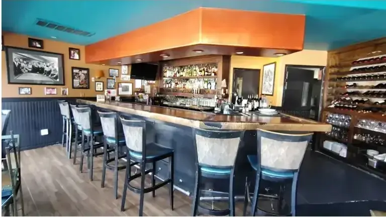 Well known Italian Restaurant on Prime Melrose Blvd with full Liquor