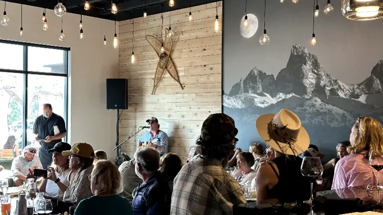 Busy night at Lula with Live Music