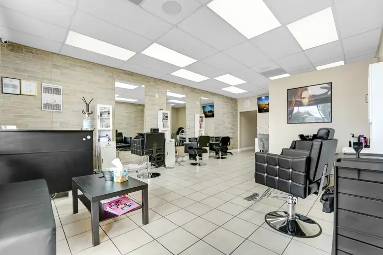 Scarlett Beauty Salon - Lake Balboa - LOW RENT