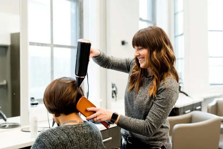 Contemporary rental Salon , 11 stations , Affluent city