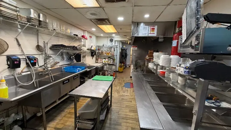 Turnkey Restaurant w/ Full Kitchen – Ready for Any Concept