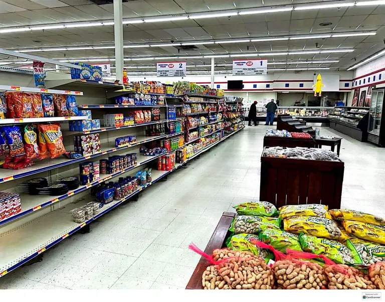 High Volume Grocery Store and Strip Mall in Maysville, KY!