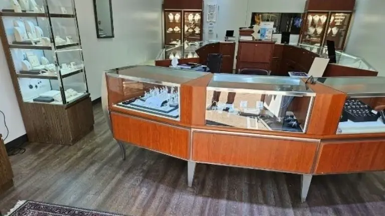 Established jewelry store, high-traffic Lifestyle neighborhood