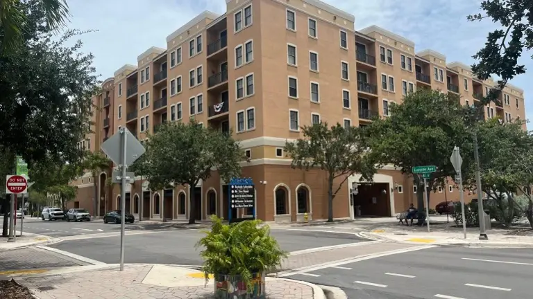 76ec359e-0d66-4b78-94d3-e359a6ffc7ad-w768