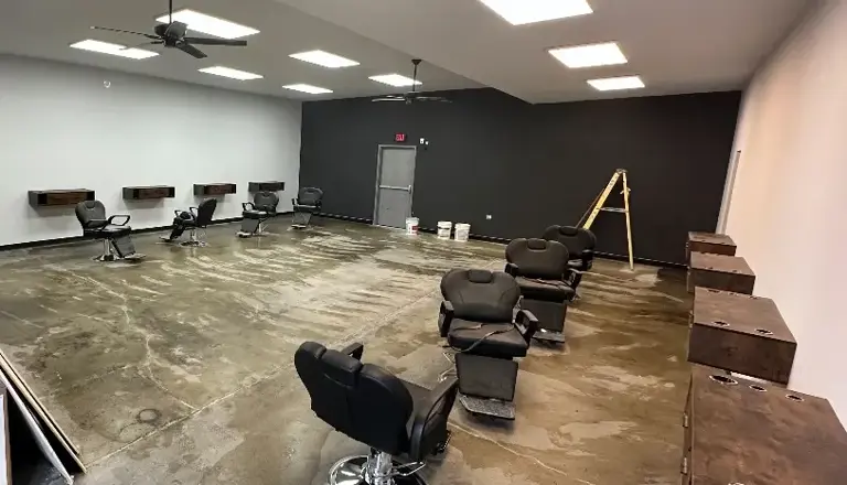Barber Shop  ready to go/AMAZING LEASE TERMS