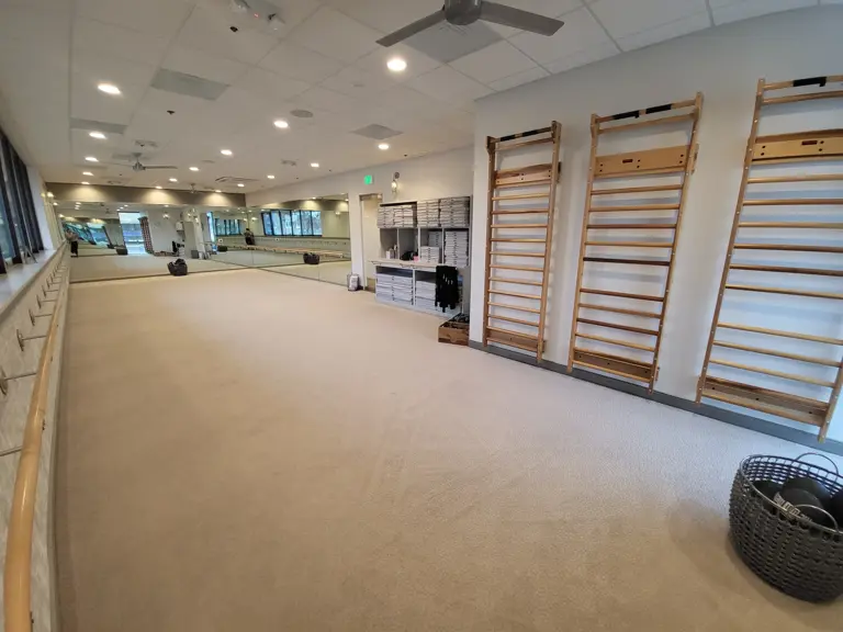 Growing Turnkey Suburban Barre Studio - Nat'l Franchise